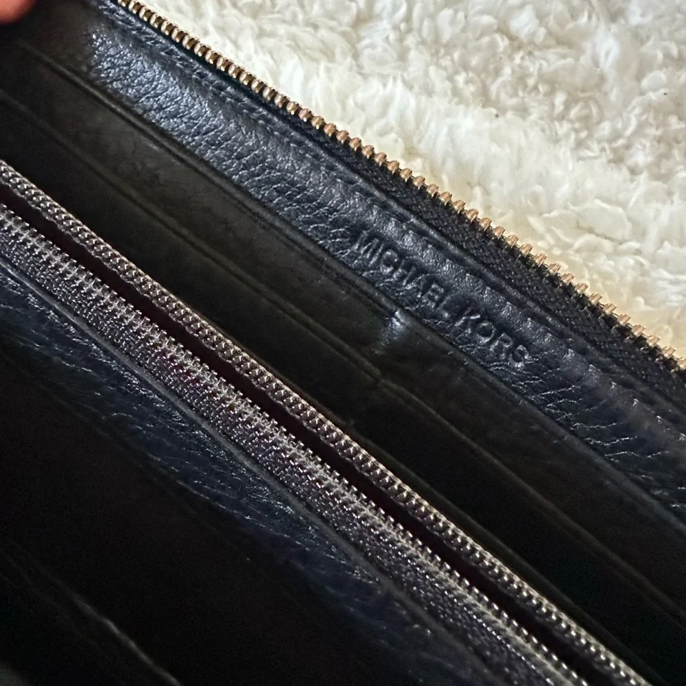 Michael Kors Leather Jet Set Continental Wallet - Picture 8 of 9